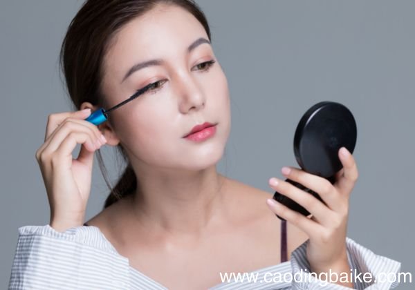 咖啡色的眼线该怎么画 怎么画眼线