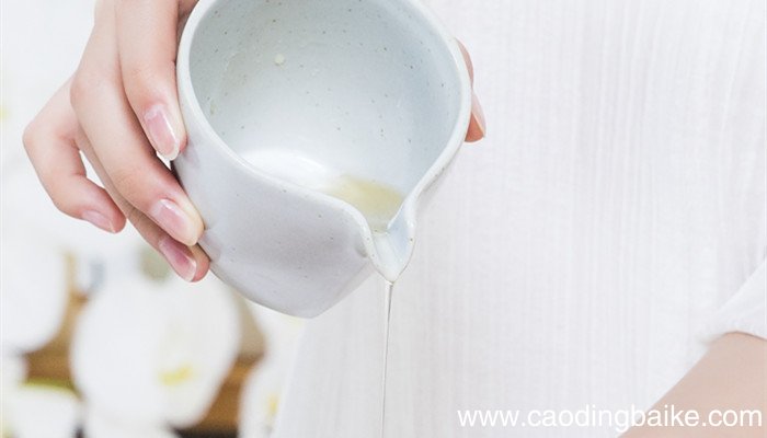 卷发先抹精油还是先抹弹力素 卷发洗头发后先用精油还是先用弹力素