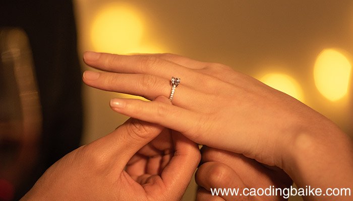 女人戴素圈戒指的意义 女人戴素圈戒指有什么意义