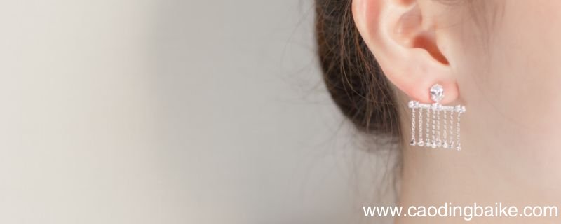 耳环如何搭配衣服 耳环搭配衣服技巧