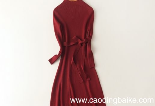 秋冬长款连衣裙如何搭配 秋冬长款连衣裙如何搭配好看