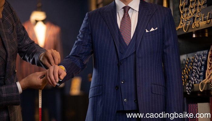 宝石蓝显黑还是显白 宝石蓝显黑吗