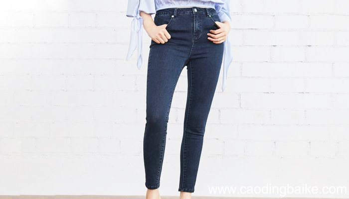 穿皮衣可以配运动裤吗皮衣搭配运动裤合适吗