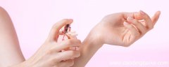 香水为什么喷在手腕和耳后 香水喷在手腕和耳后的原因