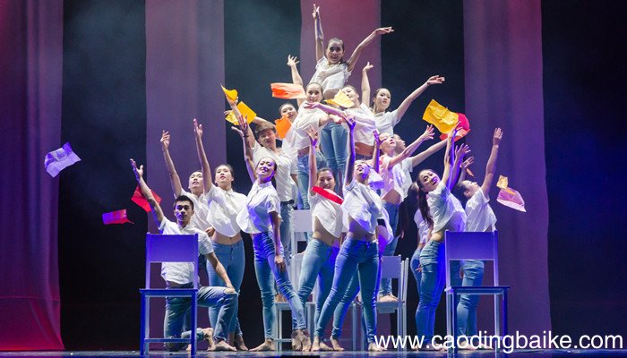 牛仔裤怎么弄破洞 牛仔裤怎么弄成破洞的