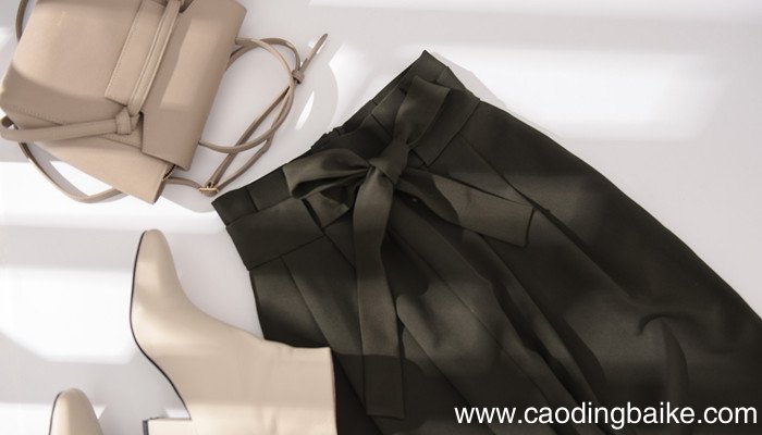 黑白格子上衣怎么搭配下装 黑白格子上衣怎么搭配