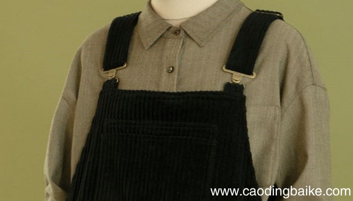 灯芯绒背带裤怎么搭上衣 灯芯绒背带裤如何搭上衣