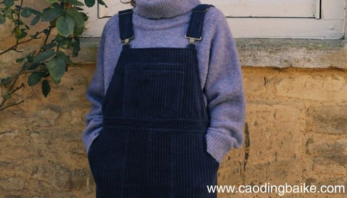 灯芯绒背带裤怎么搭上衣 灯芯绒背带裤如何搭上衣