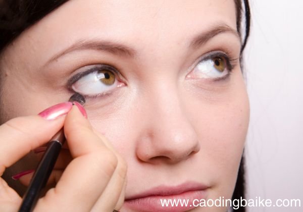 如何化妆让眼睛变大 让眼睛变大的方法