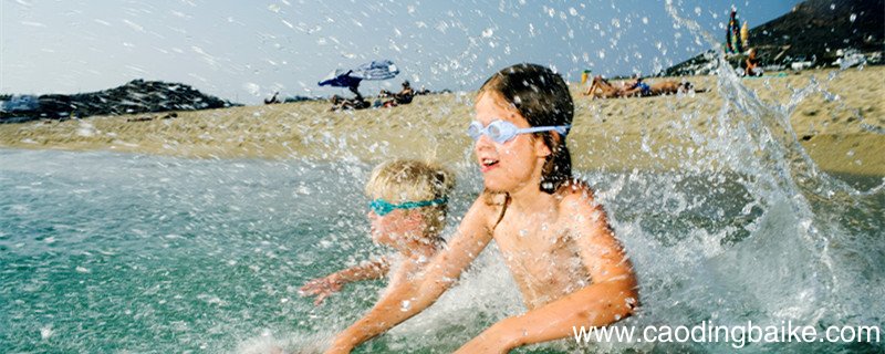 泳镜镀膜和不镀膜的区别 镀膜泳镜和不镀膜泳镜的区别