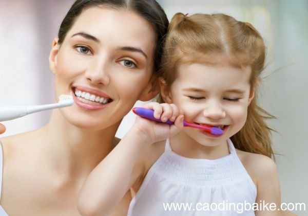 含氟牙膏对牙齿的作用 使用含氟牙膏需要注意什么