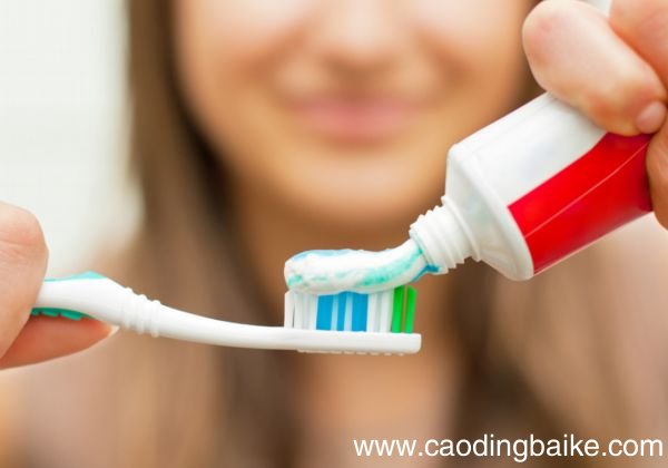 含氟牙膏对牙齿的作用 使用含氟牙膏需要注意什么