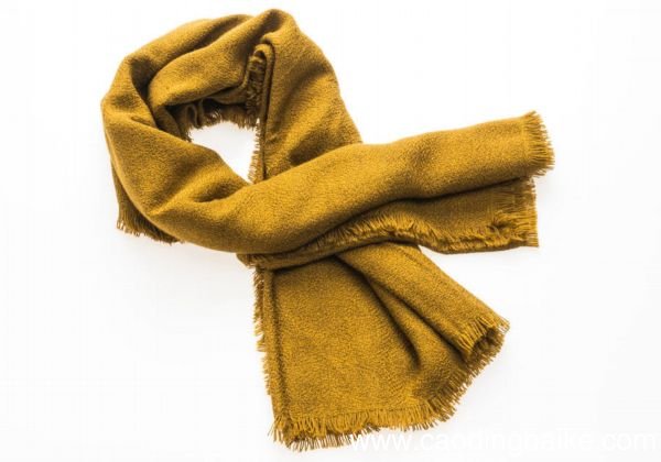 墨绿色大衣配什么颜色围巾墨绿色大衣如何搭配围巾