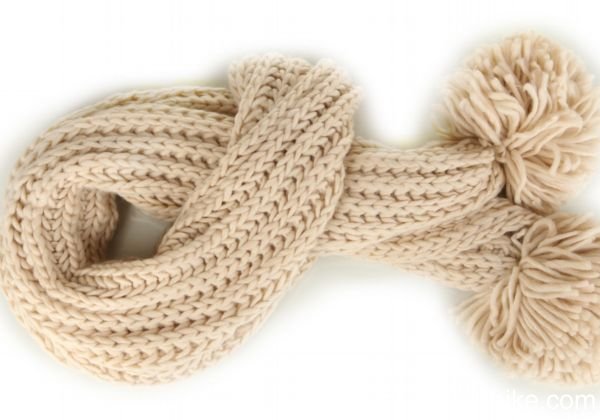 墨绿色大衣配什么颜色围巾墨绿色大衣如何搭配围巾