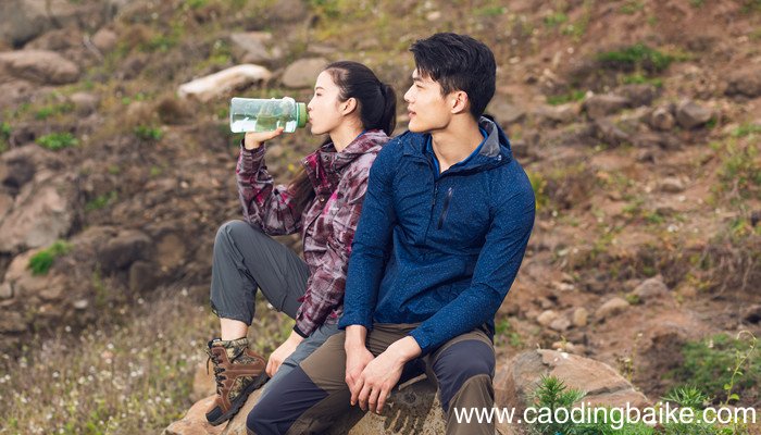 软壳衣与冲锋衣区别 软壳衣和冲锋衣的区别