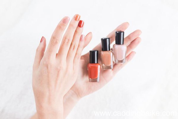 适合冬季的美甲颜色好看的冬季的美甲颜色有哪些