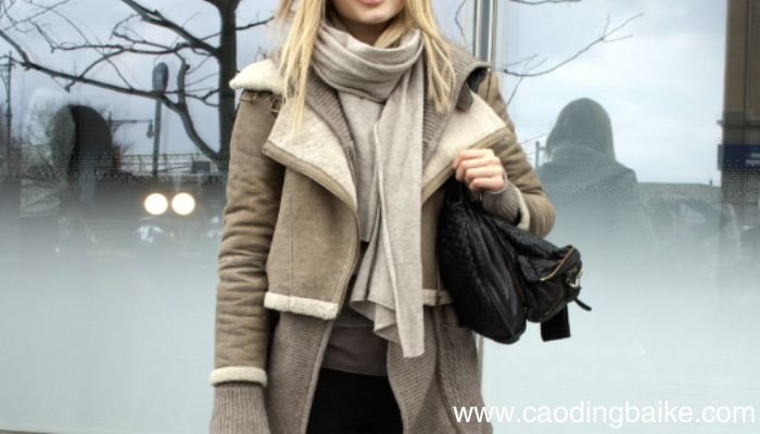 围巾搭配衣服的方法有哪些 围巾和衣服的搭配方法
