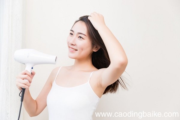头发干枯毛躁的解决方法头发很干枯毛躁怎么办