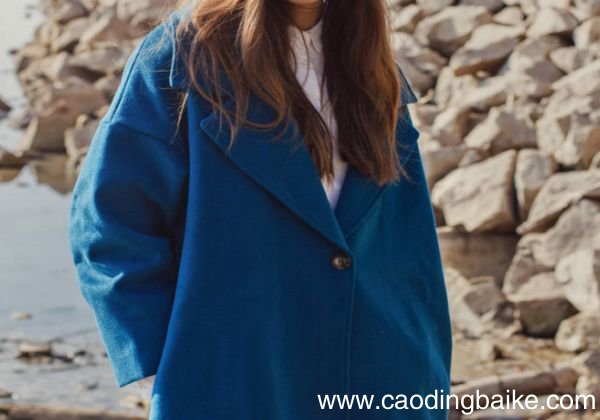 蓝色大衣内搭穿什么蓝色大衣如何搭配