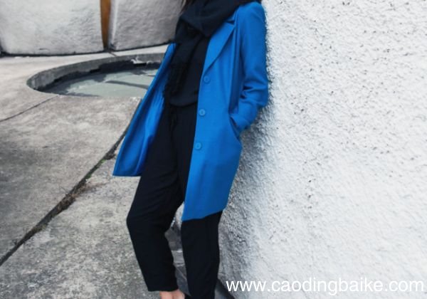 蓝色大衣内搭穿什么蓝色大衣如何搭配