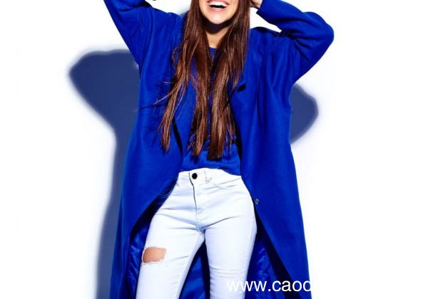 蓝色大衣内搭穿什么蓝色大衣如何搭配