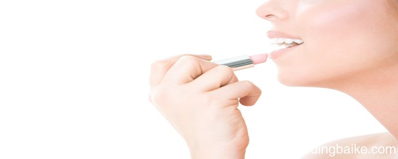 润唇膏可以涂在脸上吗 润唇膏能涂在脸上吗