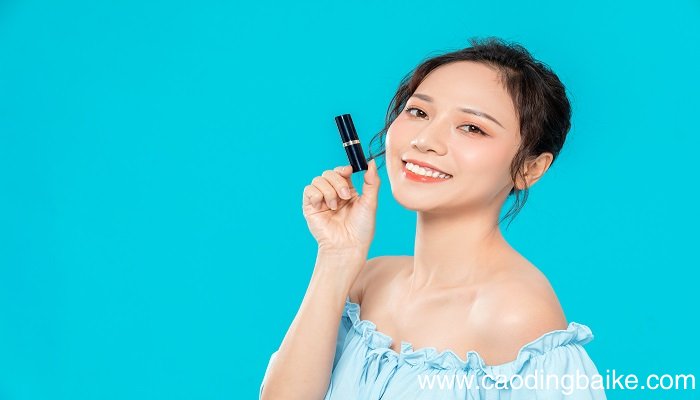 润唇膏可以涂在脸上吗 润唇膏能涂在脸上吗