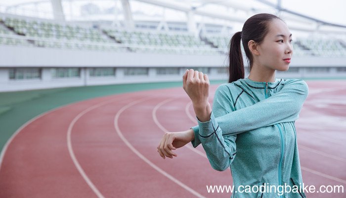 卫衣太宽大了怎么搭配 卫衣又宽又大怎么搭配衣服