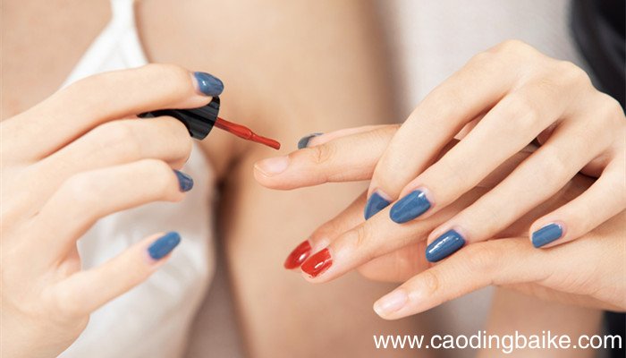 涂什么颜色的指甲油显手白 涂什么颜色的指甲油可以显手白