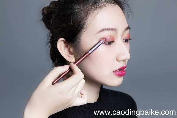 嘻哈妆的画法 嘻哈风妆怎么化