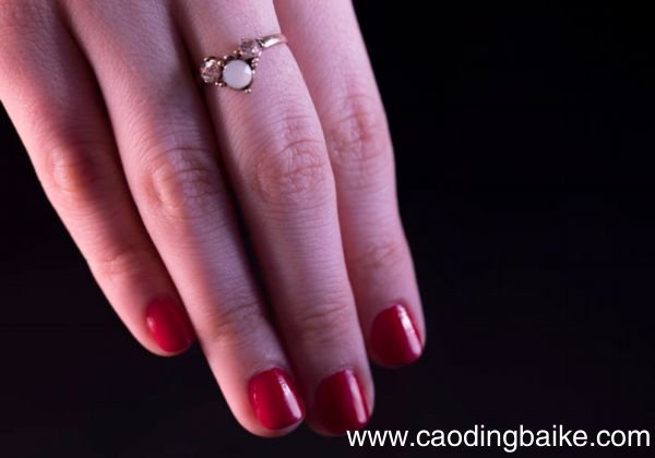 戒指摘不下来怎么办 戴上戒指手肿了