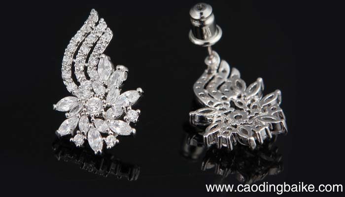 耳夹的正确佩戴方式 耳夹怎么戴