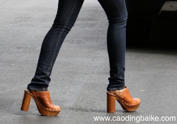 直筒牛仔裤配什么鞋子 适合直筒牛仔裤的鞋子