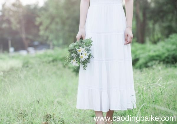 女生卫衣搭配什么裤子女生带帽卫衣搭配