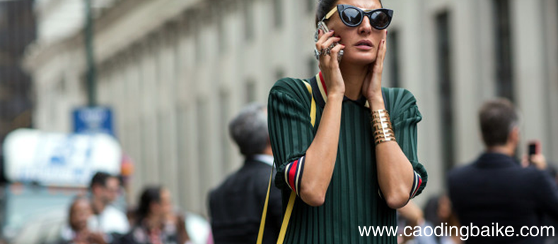 秋冬长款连衣裙如何搭配 秋冬长款连衣裙怎么搭配