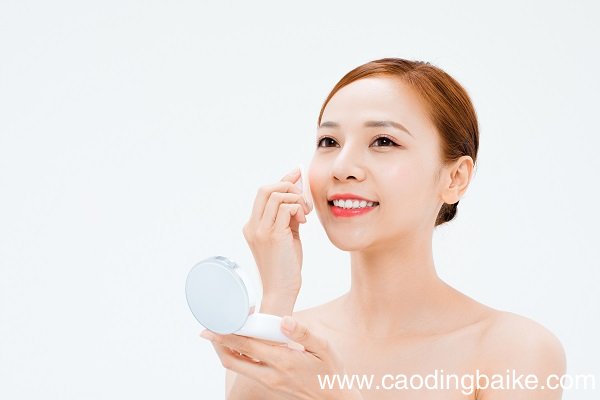 上定妆粉后卡粉的原因 定妆粉怎么用不卡粉