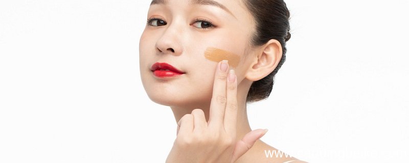 上定妆粉后卡粉的原因 定妆粉怎么用不卡粉