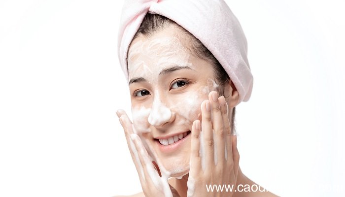 涂防晒前要做什么 涂防晒前后要涂什么