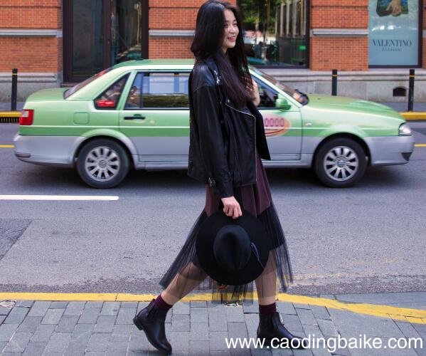 皮衣配什么纱裙好看 皮衣如何搭配纱裙