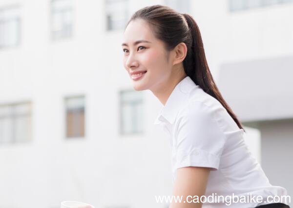 红色皮衣搭配什么裤子 红色皮衣搭配什么裤子