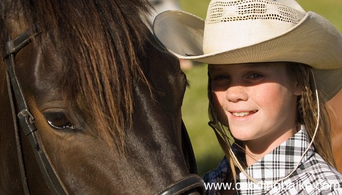 戴帽子适合扎什么发型 戴帽子适合扎哪些发型