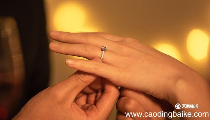 如何挑选结婚钻戒 挑选结婚钻戒的方法