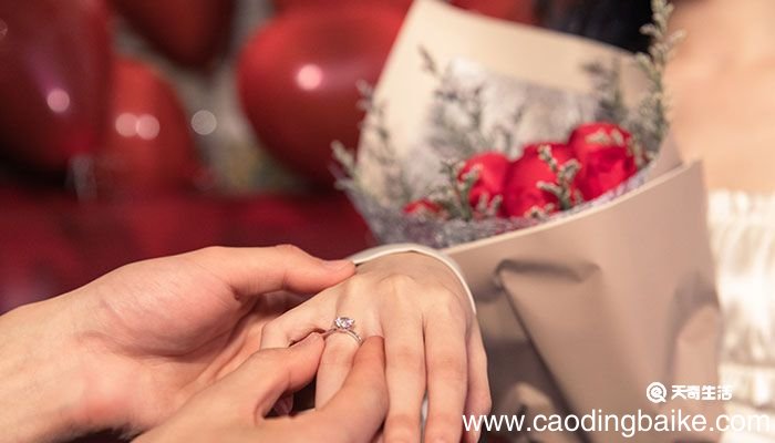 如何挑选结婚钻戒 挑选结婚钻戒的方法