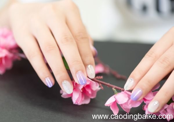 美甲镭射粉怎么涂 镭射粉美甲的使用方法