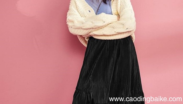 黑色百褶裙搭配什么上衣 黑色百褶裙怎么搭配