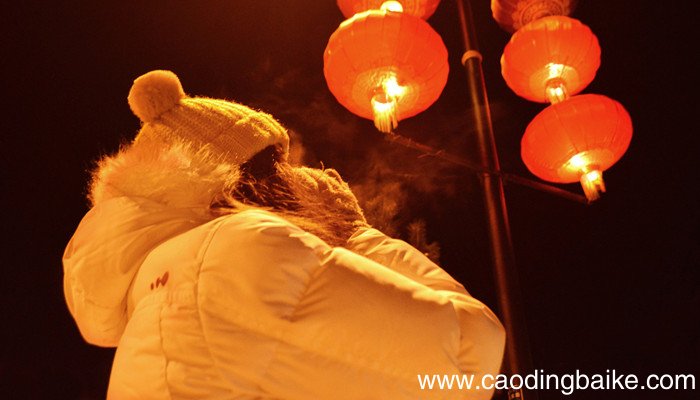 羽绒服上的油渍怎么洗掉 羽绒服上的油渍怎么洗掉小窍门