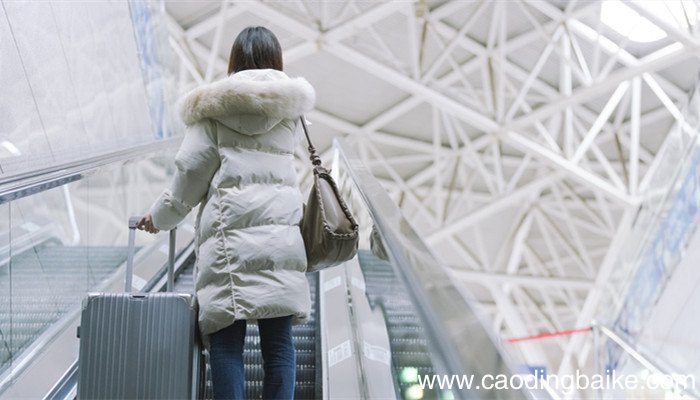 白色羽绒服染上口红怎么洗掉 白色羽绒服染到口红怎么洗