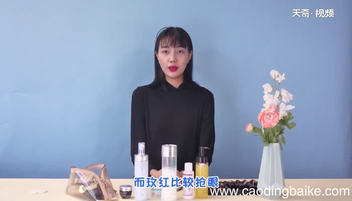 玫红色配什么颜色好看 什么颜色适合搭配玫红色