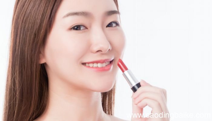口红涂多了嘴唇发白怎么恢复 口红涂多了嘴唇发白恢复的办法