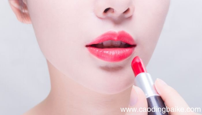 口红涂多了嘴唇发白怎么恢复 口红涂多了嘴唇发白恢复的办法